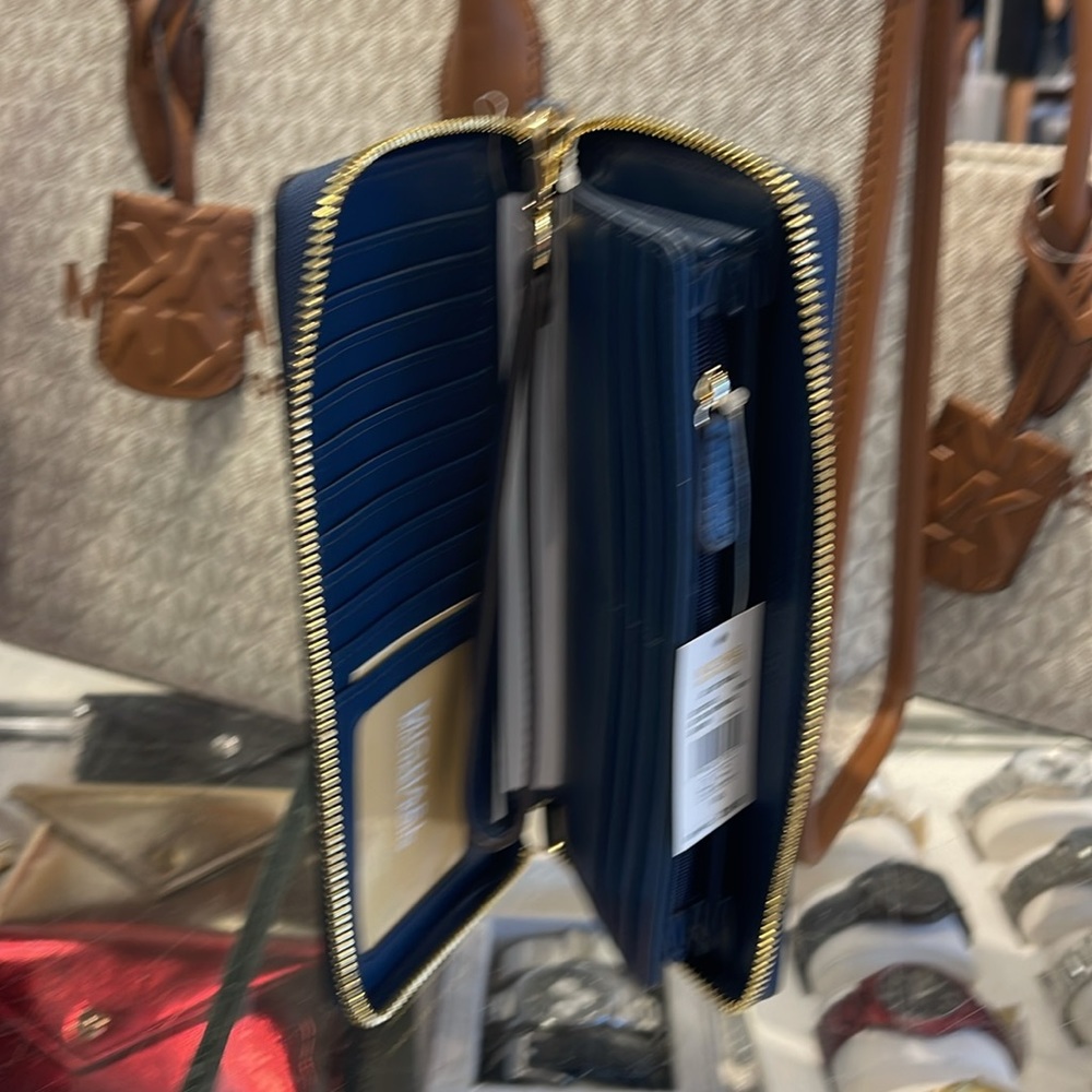 MICHAEL KORS LARGE TRAVEL CONTINENTAL WRISTLET WALLET NAVY BLUE COLOR
NWT - Picture 8 of 16